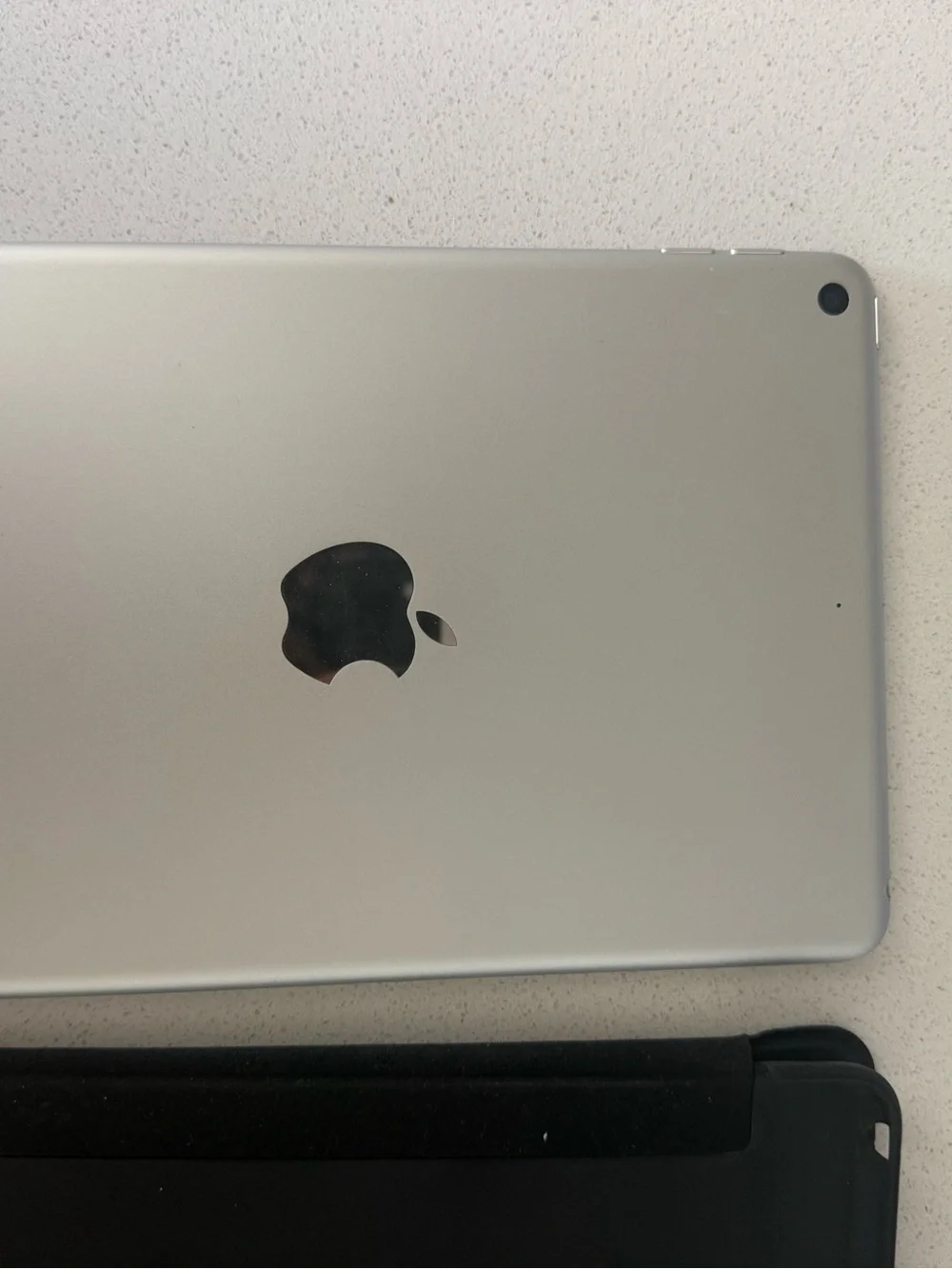 Apple iPad mini with White Front and Black Smart Cover
